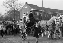 127251 Afbeelding van Sinterklaas op de Marksbrug te Utrecht die de kinderen van de lagere school aan de Abstederdijk ...